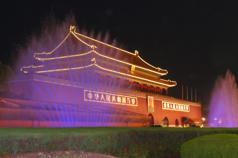 Beijing Night Citywalk: Tiananmen Square + Qianmen Street + Dashilar + Houhai + Nanluoguxiang + Gulou Night Tour (English-speaking guide can be upgraded to a private small group tour) 1iL2DwQl