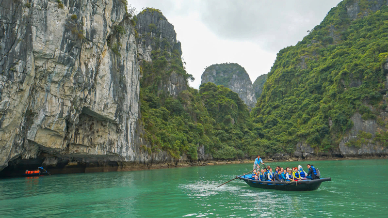 Alova Day Cruise: Ha Long Bay, Sung Sot Cave &  Ti Top Island OvIankX0