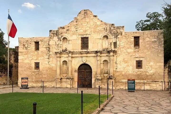 San Antonio Highlights Private Walking Tour with a Guide WXGngygw