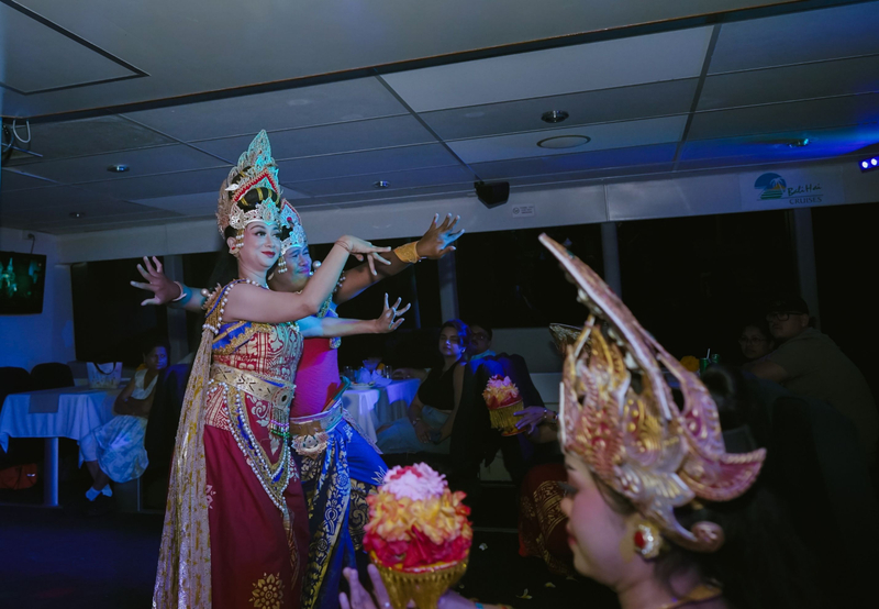 Bali Sunset Cruise with Buffet Dinner, DJ, Live Band & Cabaret Show efY3hI6u