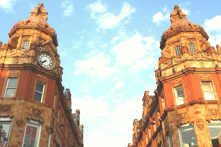 Explore Leeds in 60 minutes with a Local T7fLgBPZ