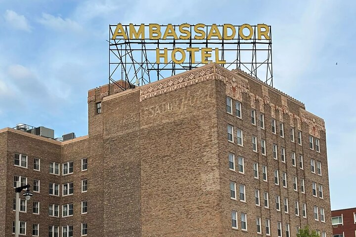 Haunting Histories: An Audio Tour of Milwaukee‘s Wicked Westown STWq87ak
