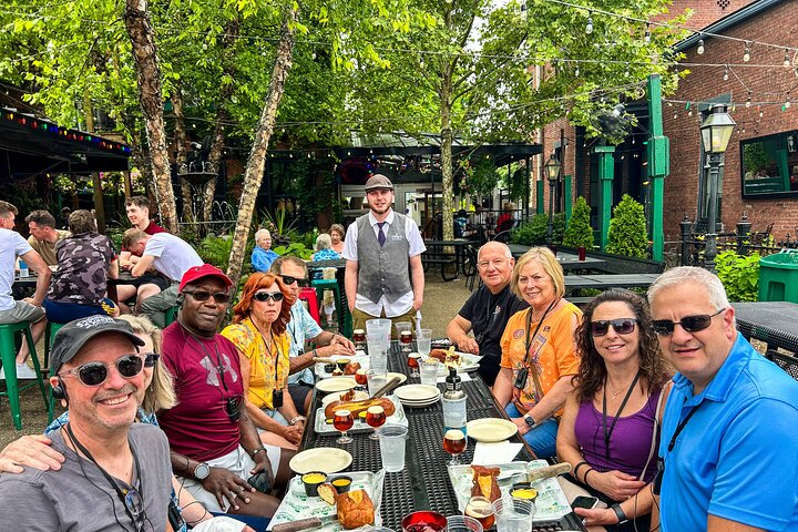 Historic Walking Tour of Victorian Louisville with Food & Bourbon 0Zkq4aGt
