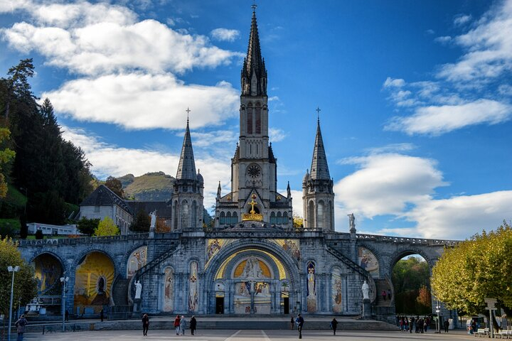 Explore Lourdes in 60 minutes with a Local kgxB9Jlq