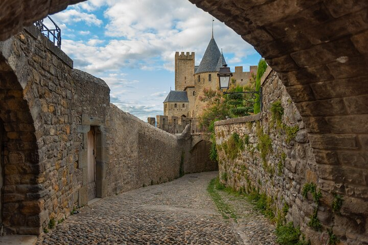 Carcassonne 's Medieval Walls: A Self-Guided Tour KIR4RBP8
