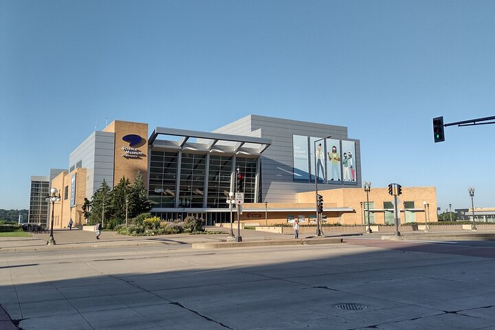 Minnesota’s Storied City: A Self-Guided Tour of Downtown St. Paul jCVcMB2v