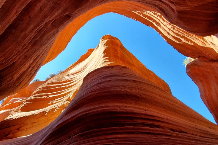 Private Peek-A-Boo slot canyon guided tours  h0A181MB