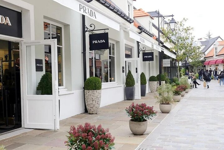 Private Tour to La Vallée Village Outlet in a Private Car 6hQTQv4l