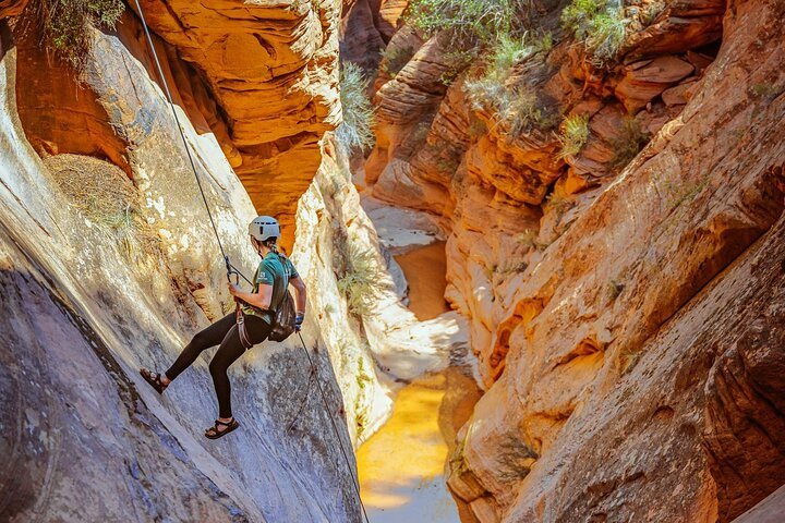 East Zion: Powell's Way Full-Day Canyoneering ouXeLs05