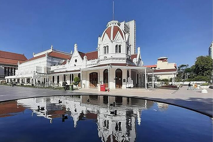 Surabaya City Tour Old Town Jeep Ride and Iconic Sites IBMZAAad