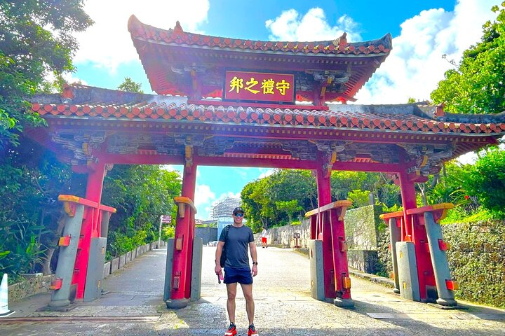 Naha: 1.5h Shurijo Castle Tour into the Heart of Ryukyu 35K2J8S1