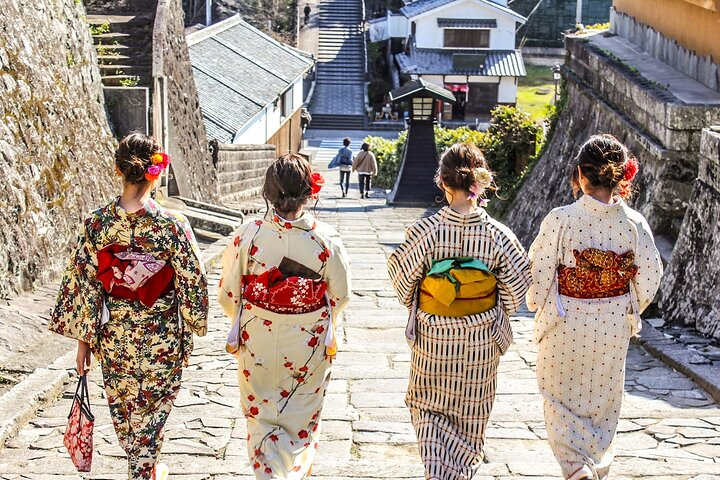 Kimono Walk and Tea ceremooy and sake in Historic Kitsuki Castle 7RYqc1Xc