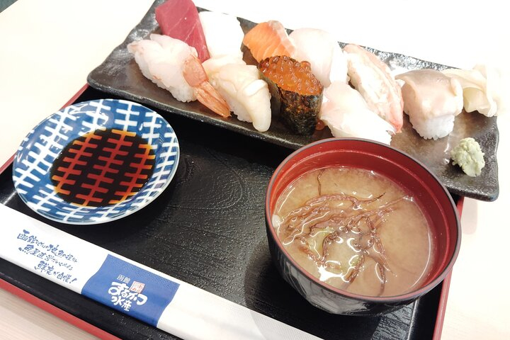 Hakodate: Morning Market Tour with Seafood Tasting Options QrNy4LmJ
