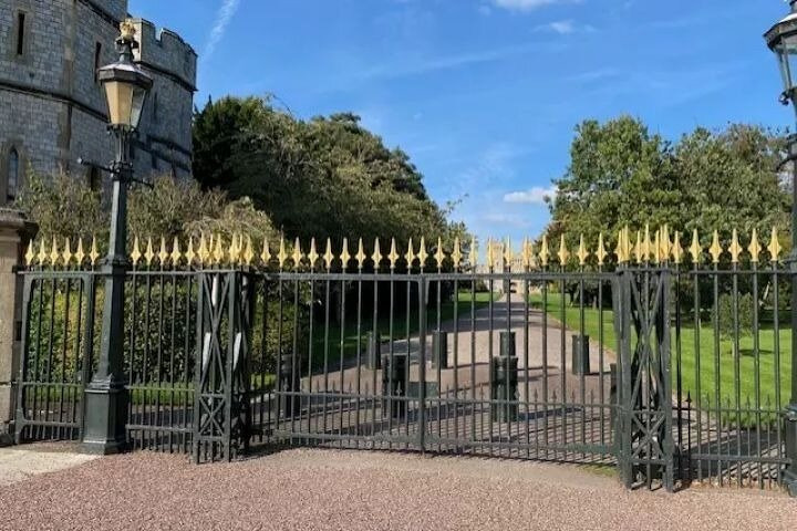 The Royal Town of Windsor: A Self-Guided Walking Tour kn7ef9FY