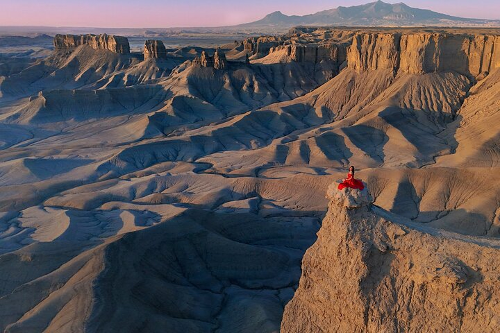 4x4 guided tour to otherworldly Moonscape Overlook/Factory Butte 2AhKVN9x