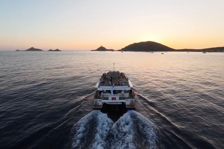 Catamaran Tour of the Bloody Islands at Sunset 6JS2Gw7Q