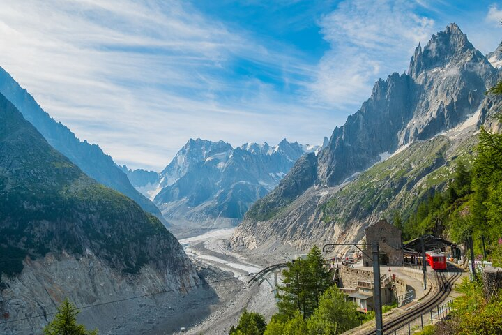 Private guided tour of the Mer de Glace with a Mountain Guide EEYJuIUc