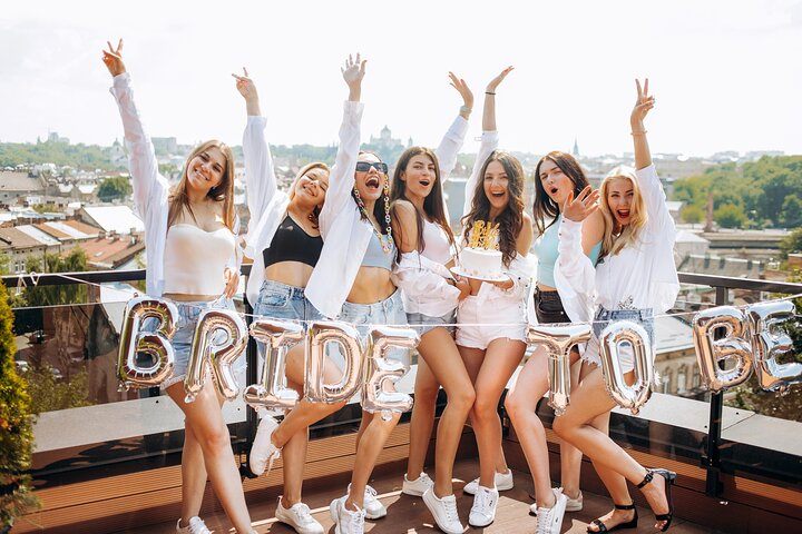 Bachelorette Royal Bar Crawl through South Slope District jG2hQKCx