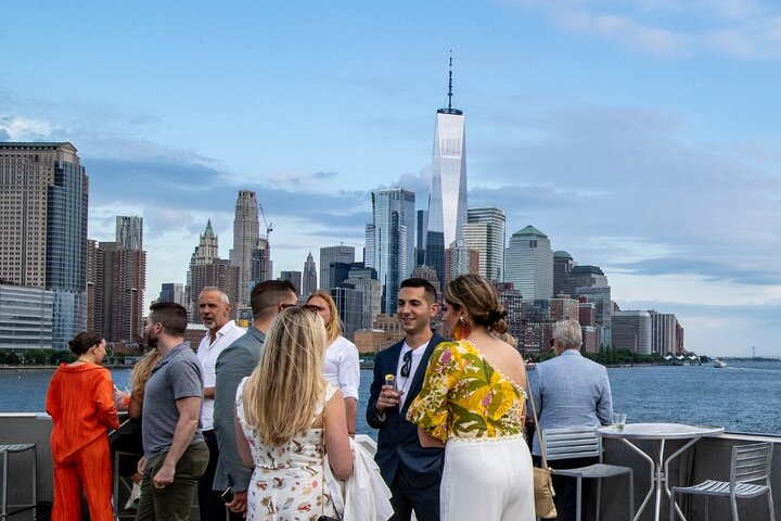 City Cruises NYC: Skyline Dinner Cruise from New Jersey  7wpVltJq