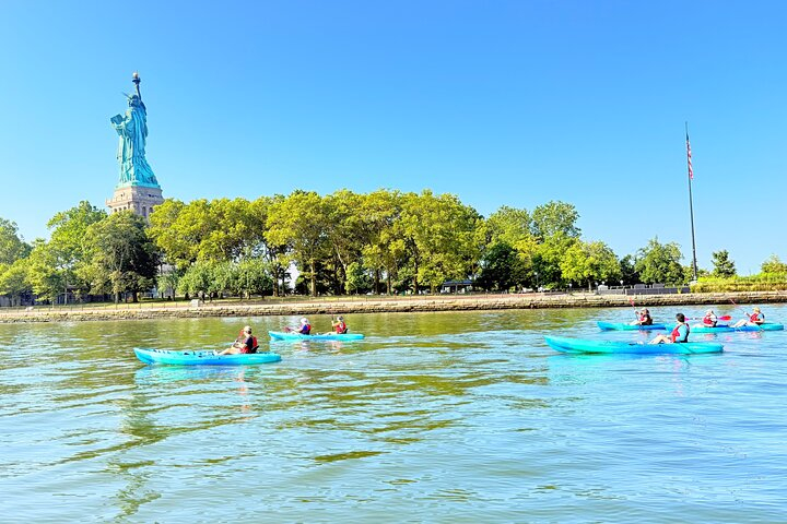 Kayak Next To The Statue of Liberty oI1AcOYZ