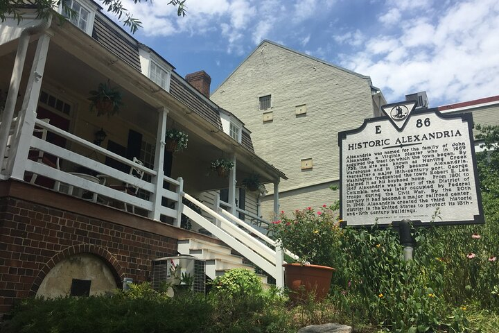 Old Town Alexandria (Entry to Gadsby's Tavern & Christ Church) MCL7EgQ8