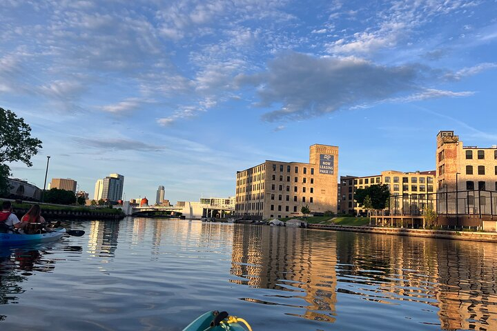 Small Group Kayak Tour of Skyline in Milwaukee  ev8XyDhw