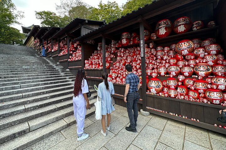 Osaka: Katsuo-ji Temple with Hundreds of Daruma Figures LXkuWbMu