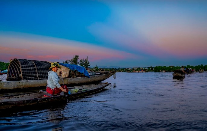 Sunrise Over Floating Market on Tam Giang Lagoon XJcat2sK