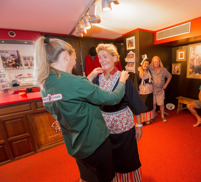 Volendam: Photo Opportunity in Traditional Dutch Costume 4yYfn3gk