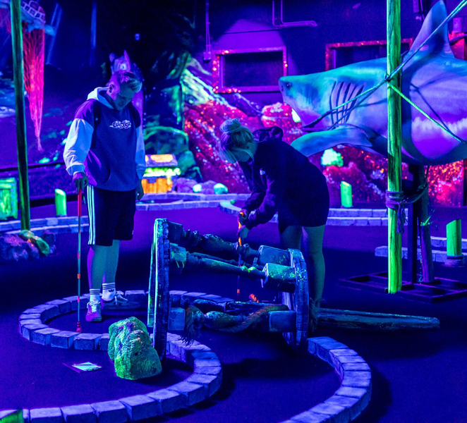 Aloha Amsterdam: 12-Hole Glow-in-the-Dark Mini-Golf nY7s0Uk1
