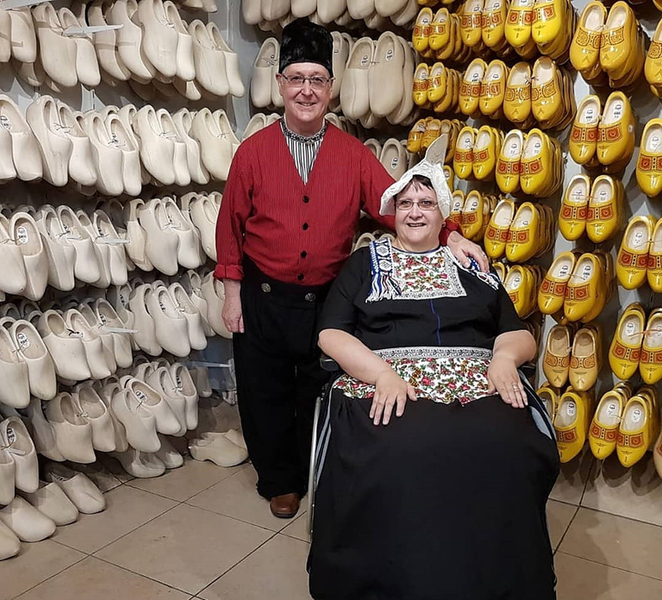 Volendam: Traditional Costume Photo with Cheese & Clog Tour 4YmifQGC