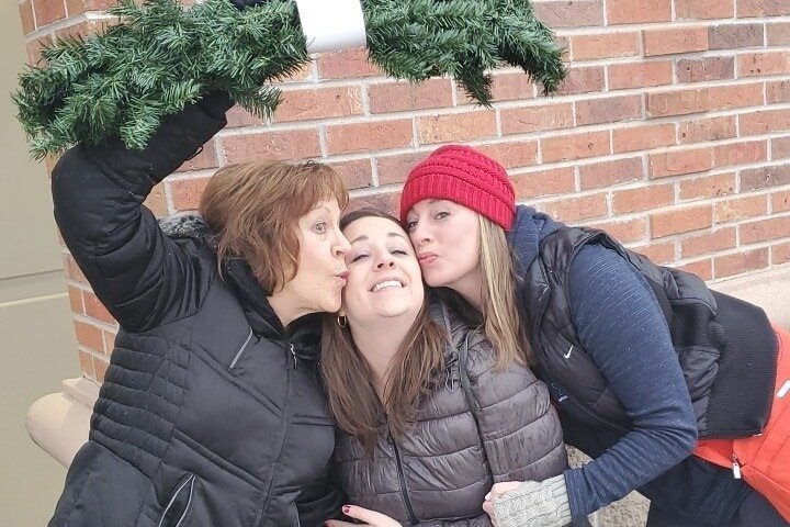 Get in the Holiday Spirit Scavenger Hunt in Williamsburg FNiFR85a
