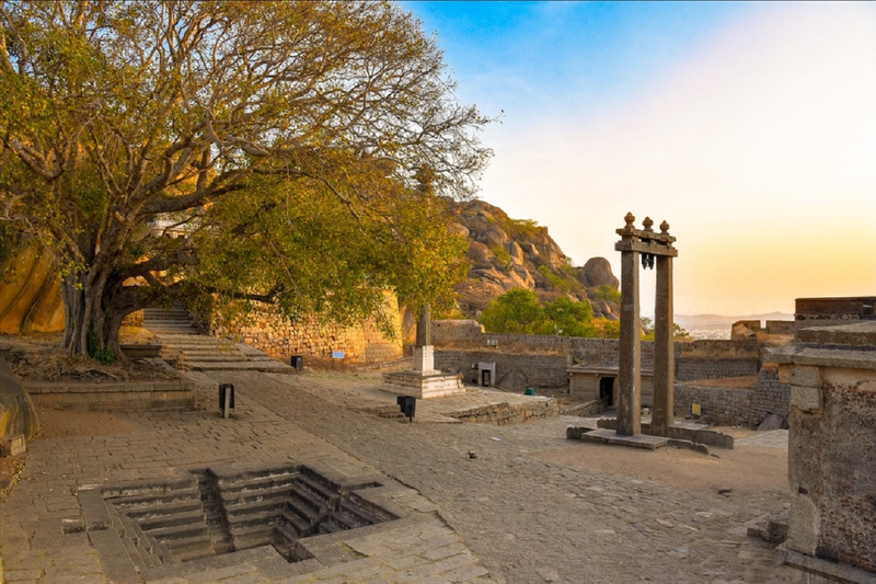 Experience Hampi’s Rich History: Guided Full Day Tour by Car ZzZNumr4