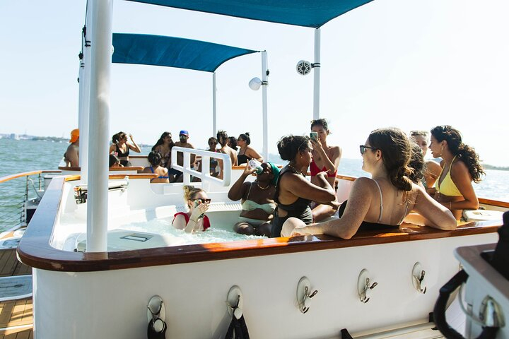 Private Luxury Hot Tub Boat Around NYC and Statue Up to 20 ppl luUnEMW2