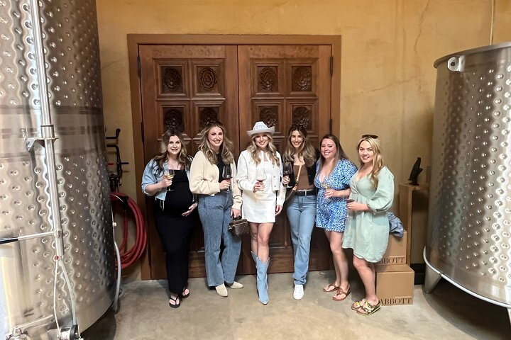 Corks and Couture beyond Wine Experience D04v0ZeW