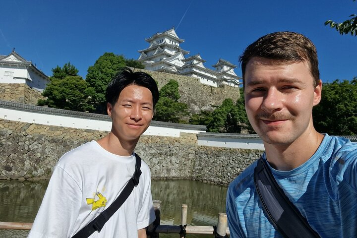 Experience Himeji Castle with a Local University Student Guide cQqGifuk