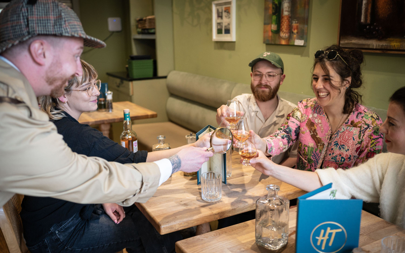 Edinburgh: Historical Gems Tour with Whisky and Local Flavours 9kXrK3YS
