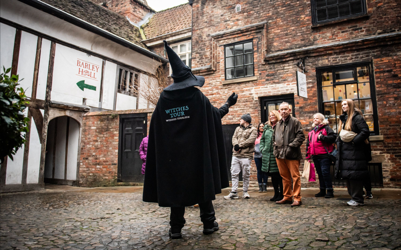 Witches and History Old Town Walking Tour in York E2naVqYa