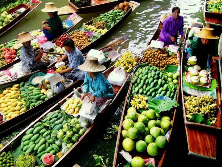 Damnoen Saduak Floating Market + Maeklong Railway Market ZmNDmdC7