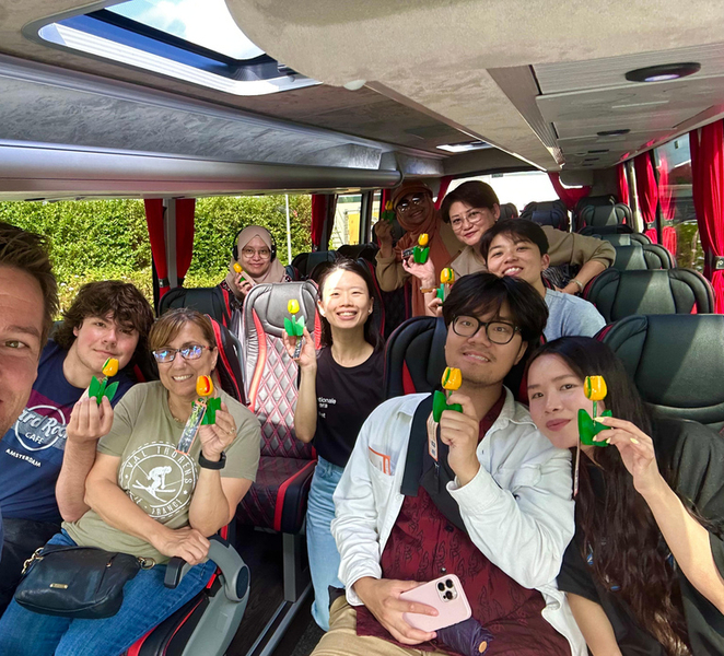 From Amsterdam: Giethoorn Day Trip with Canal & Village Tour JdKPJ8jF