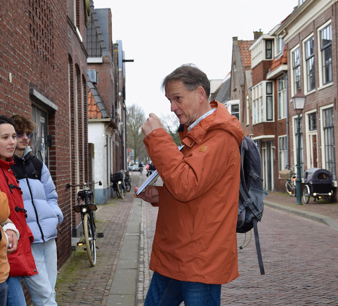 Hoorn: City Tour with Local Guide XWKlF1S0