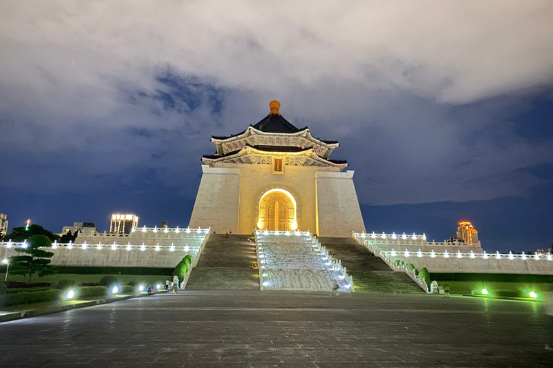 Taipei Night Tour: Taipei 101 & Chiang Kai-shek Memorial Hall & Longshan Temple & Ningxia Night Market H1PXzjuc