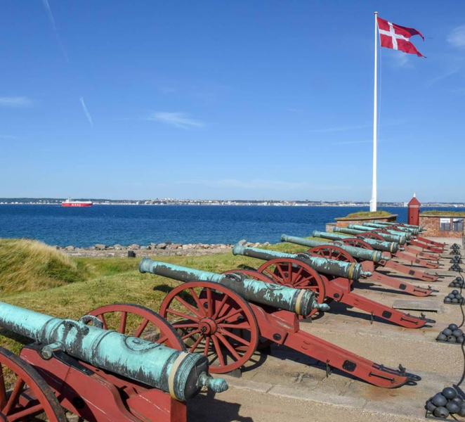 Castles of Kronborg and Frederiksborg from Copenhagen by Car sGqF0BsY
