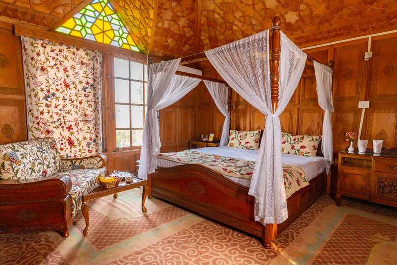 Kashmir Honeymoon Escape with Houseboat Stay and Candle Light Dinner qSlS9yQ7