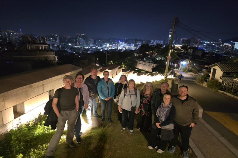 Seoul Walking Tour : Naksan Night views & City Wall Mural Village a5TkmYnM
