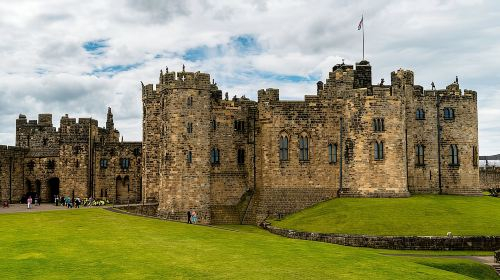 Alnwick Castle, Northumberland and Borders Tour with Admission KgPg91PG