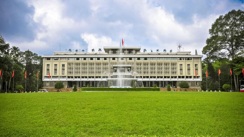 Morning City Tour: Independence Palace, War Museum, Ben Thanh Market 1EK06r33
