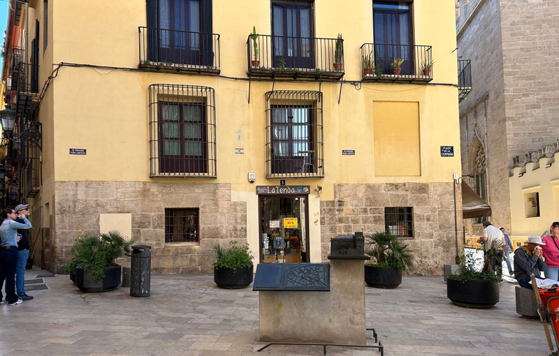 La Lonja de la Seda Tour with English-Speaking Guide & Fast Track Entry wiUsK8Ov