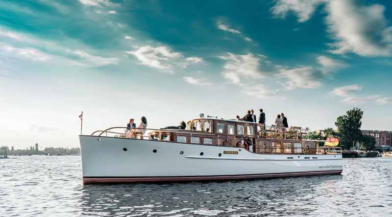 Berlin: Intimate Sightseeing on a 1920s-Style Electric Yacht TESiwk35