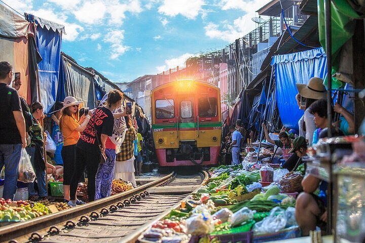 Join Tour Floating Market + Meklong Bus Tour (Meeting Point at Asok Terminal 21 or Robinson Department, BTS Asoke) 60LtP9GS